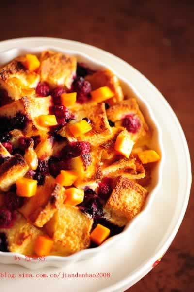 莓果奶油面包布丁----看平淡吐司如何轻松变身为华丽甜品的做法