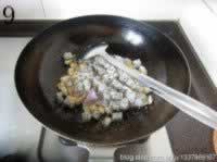 火龙果炒鸡丁的做法