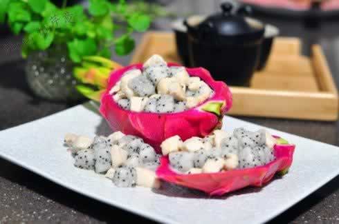 火龙果炒鸡丁的做法