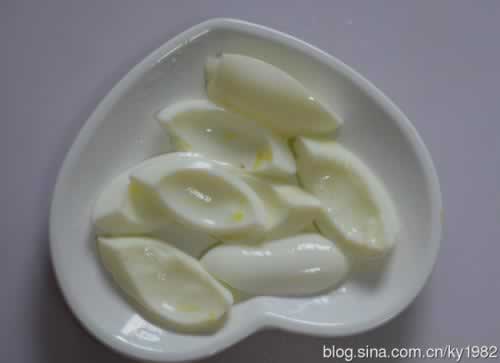 蘑菇烩蛋白的做法