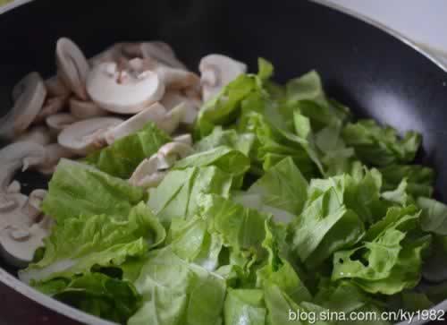 蘑菇烩蛋白的做法