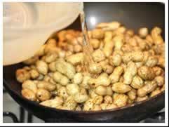 盐煮新鲜花生的做法