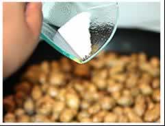 盐煮新鲜花生的做法