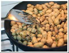 盐煮新鲜花生的做法