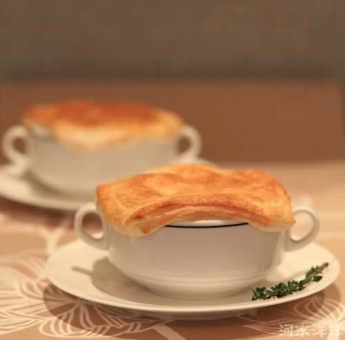 三文鱼酥皮浓汤的做法