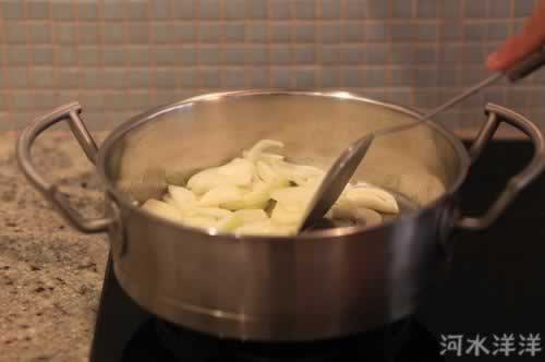 三文鱼酥皮浓汤的做法