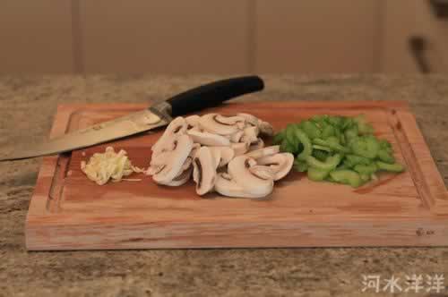 三文鱼酥皮浓汤的做法