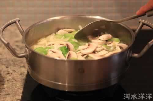 三文鱼酥皮浓汤的做法