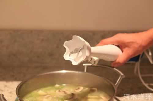 三文鱼酥皮浓汤的做法