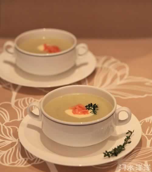 三文鱼酥皮浓汤的做法