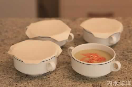 三文鱼酥皮浓汤的做法