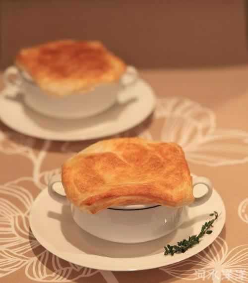 三文鱼酥皮浓汤的做法