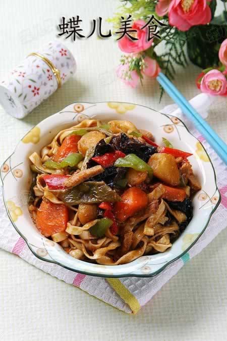 肉丝土豆胡萝卜油豆角焖面的做法