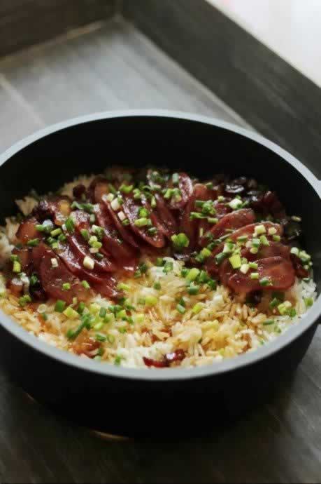 家常腊味煲仔饭的做法