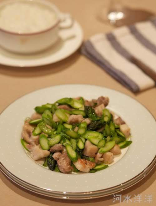 芦笋炒鸡丁的做法