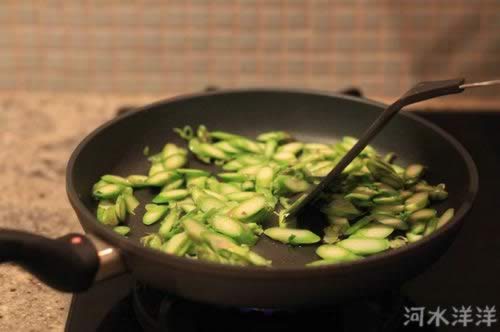 芦笋炒鸡丁的做法