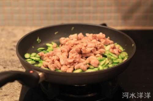 芦笋炒鸡丁的做法