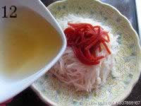 山楂白糖拌藕丝的做法