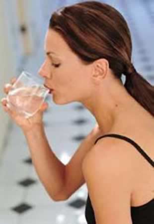 清晨空腹一杯水好虽处多,但是要方法正确