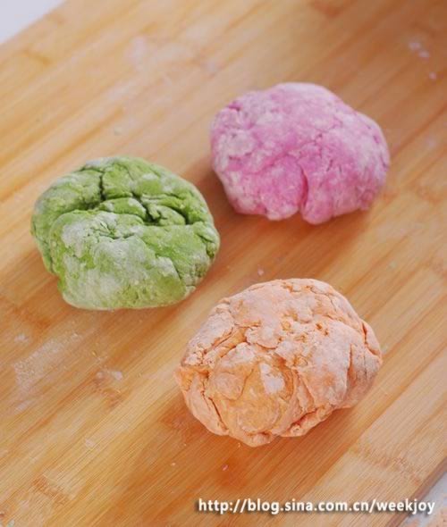 胡萝卜、菠菜、紫苋菜面条的做法