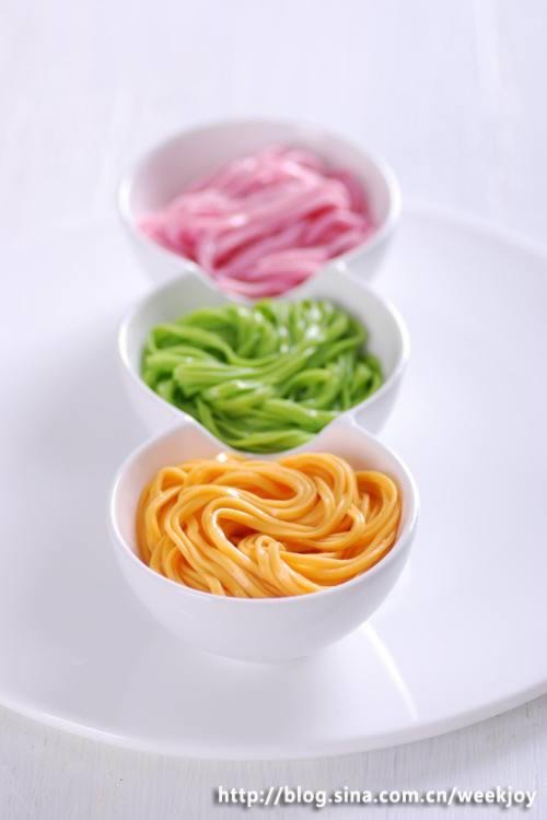 胡萝卜、菠菜、紫苋菜面条的做法