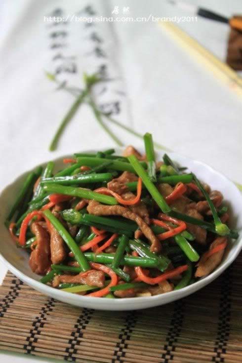 瘦肉炒韭菜花的做法