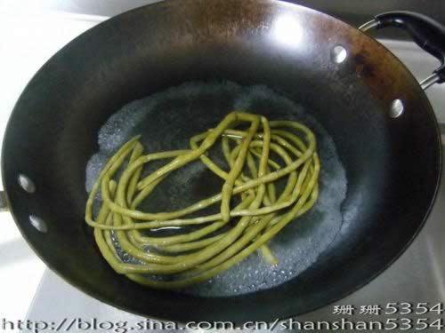 酸豆角炒圆椒的做法