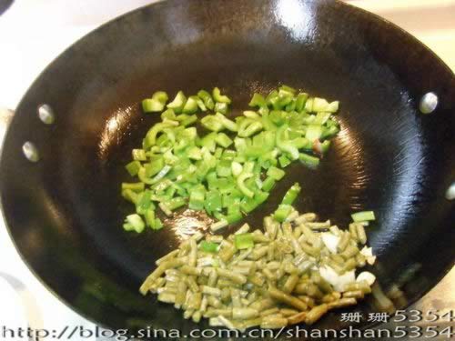 酸豆角炒圆椒的做法