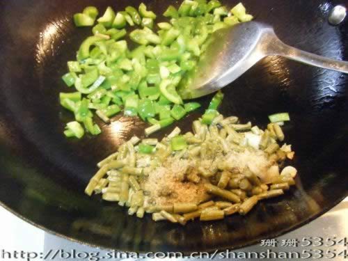 酸豆角炒圆椒的做法
