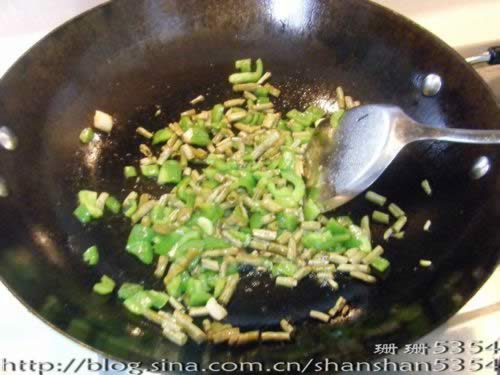 酸豆角炒圆椒的做法