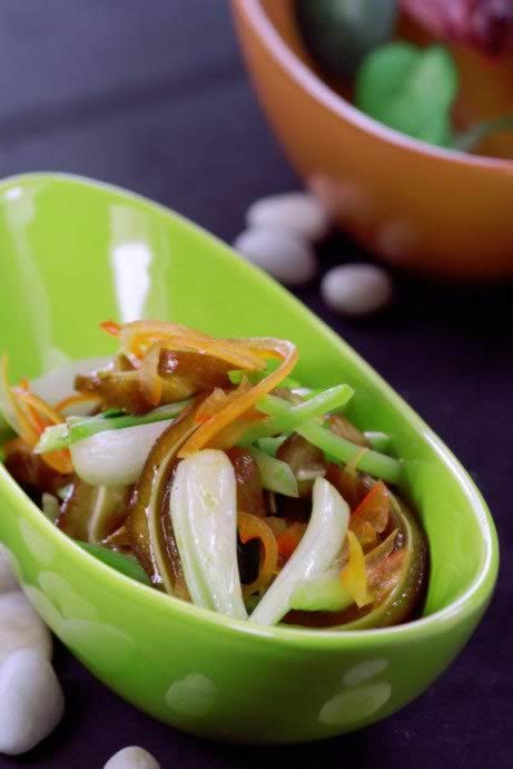 荞菜炒卤猪耳的做法