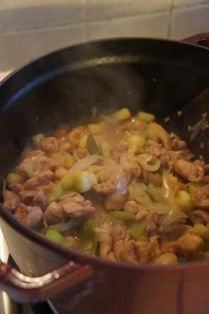 西葫芦焖鸡块的做法