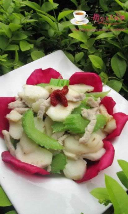 荸荠西芹肉丝的做法