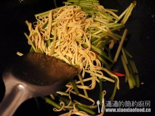 水芹炒千张的做法
