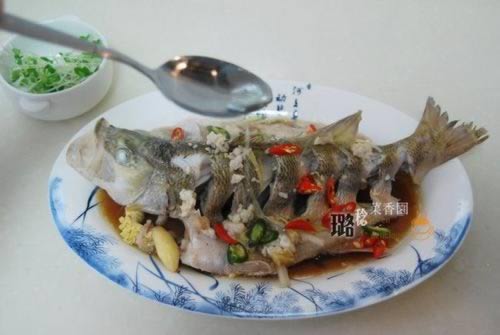 酒酿蒸鲈鱼的做法