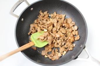 铁板炒烤羊肉的做法