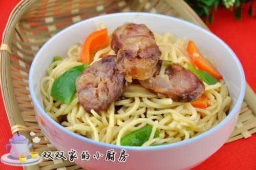 香肠炒面条的做法