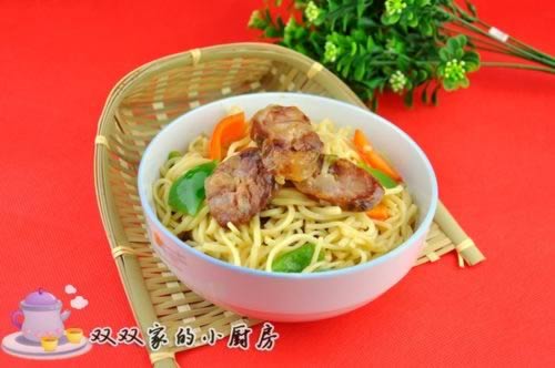 香肠炒面条的做法