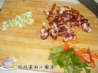 香肠炒面条的做法