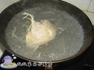 香肠炒面条的做法