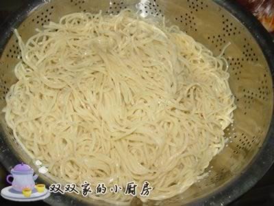 香肠炒面条的做法