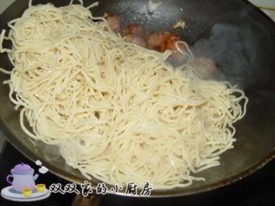 香肠炒面条的做法