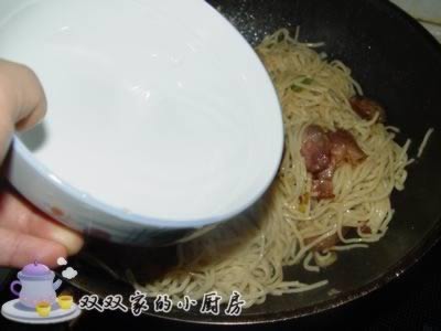 香肠炒面条的做法