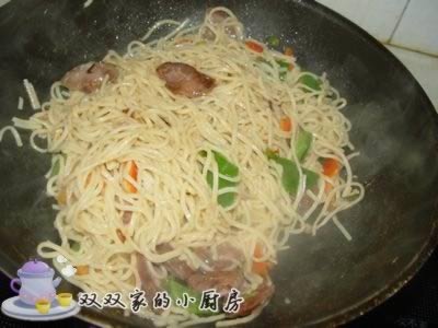 香肠炒面条的做法