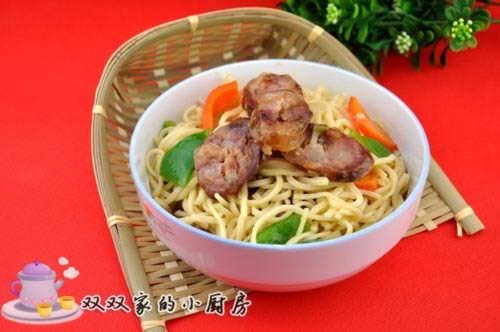香肠炒面条的做法