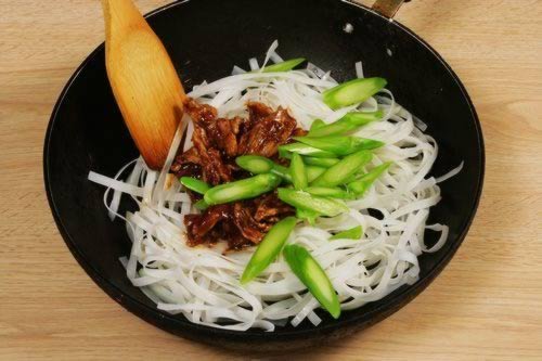 黑胡椒酱炒牛河的做法