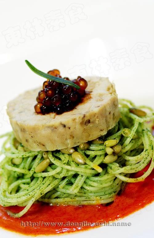 牛肝菌排配罗勒炒面的做法