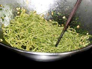 牛肝菌排配罗勒炒面的做法