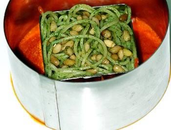 牛肝菌排配罗勒炒面的做法