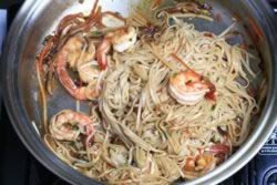 鲜虾炒面的做法